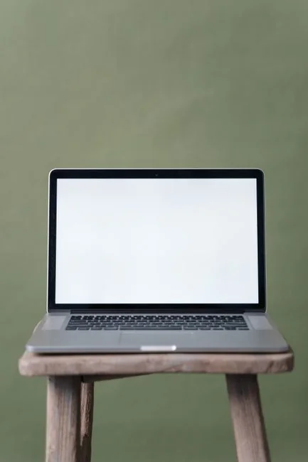 Deux écrans posés sur un bureau, mettant en valeur la conception web dans un environnement de bureau moderne.